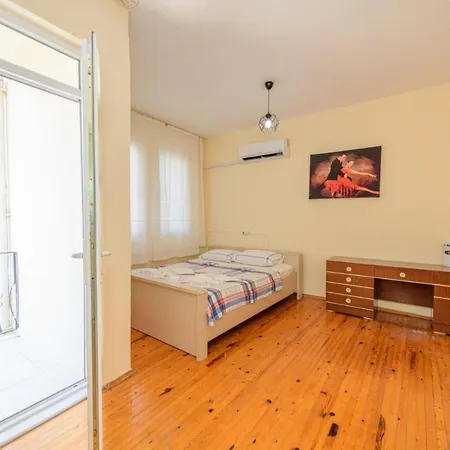 Apartman Lovely With 3 Bedrooms, 1006